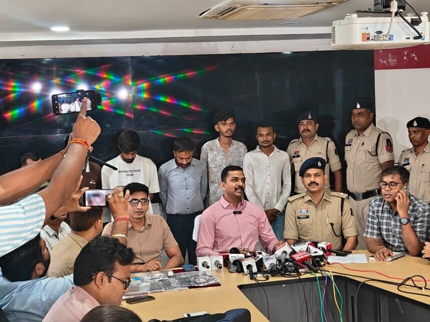 IGKV Paper Leak Case : 5 हजार में बिकता था पेपर? WhatsApp पर PDF मिलने का छात्रों ने किया दावा
