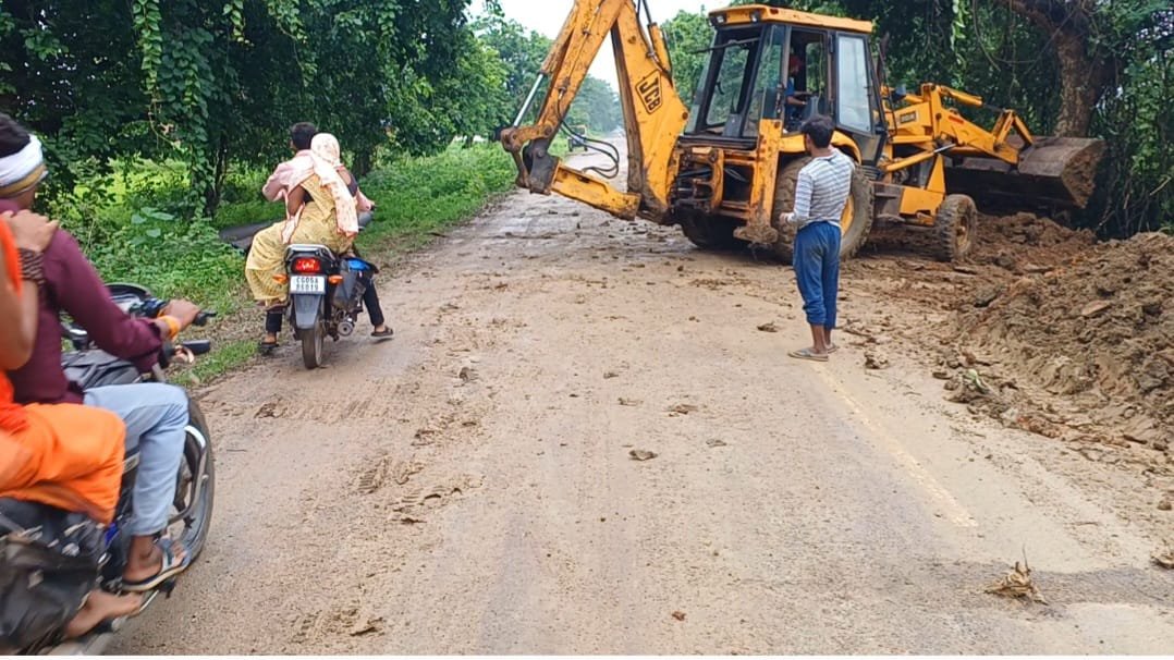Sankara-Jaitpuri Road : भाजपा पर अड़ंगा डालने का आरोप, बारिश में सड़क खोदकर खराब करने का दावा