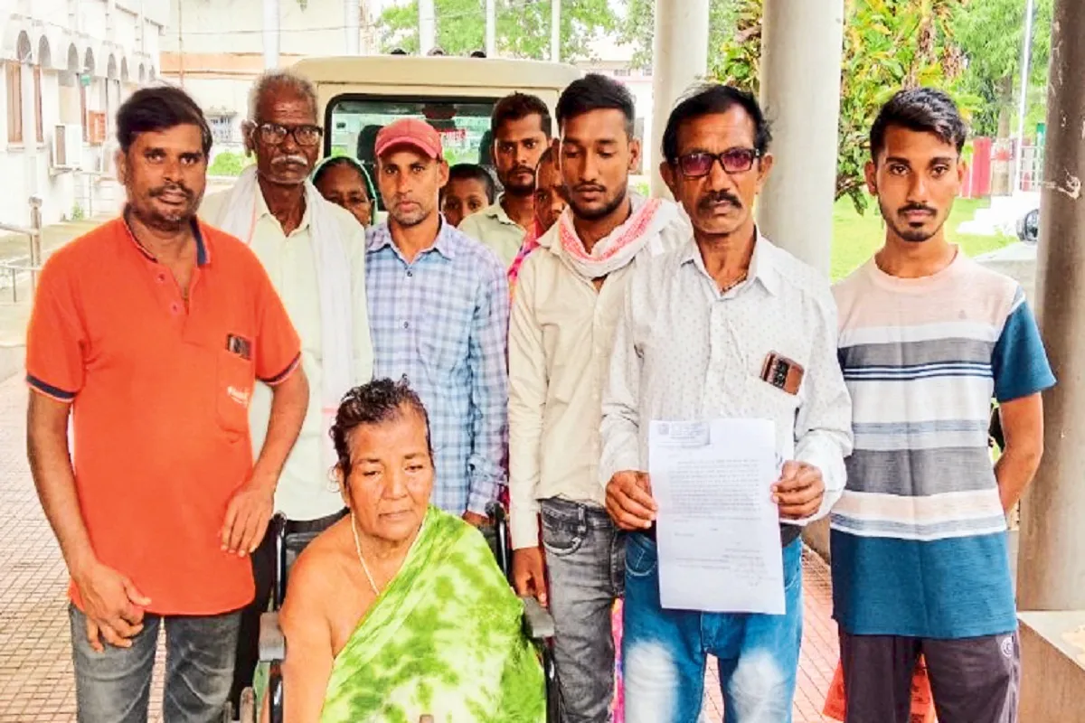 Dhamtari News : धान का पैसा दिला दो साहब, कलेक्टर के सामने फूट-फूटकर रोई बुजुर्ग महिला
