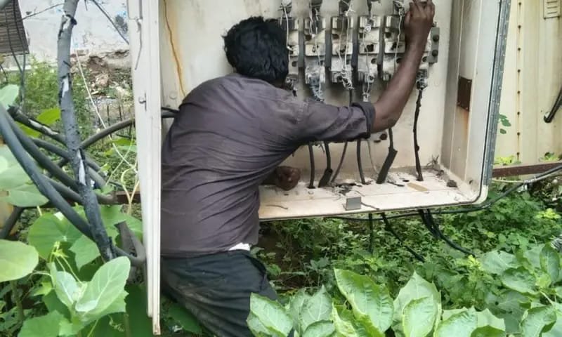 Transformer Accident : ट्रांसफार्मर में घुसाया सिर, करंट लगने से युवक की मौत