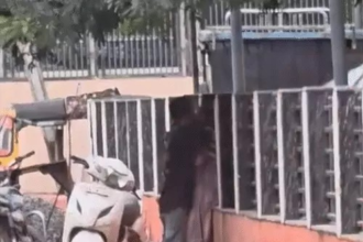 Raigarh Railway Station : स्टेशन के बाहर कपल का हंगामा, नशे में अशोभनीय हरकतों का VIDEO वायरल
