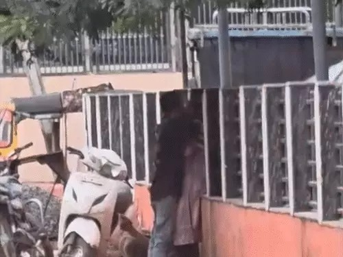 Raigarh Railway Station : स्टेशन के बाहर कपल का हंगामा, नशे में अशोभनीय हरकतों का VIDEO वायरल