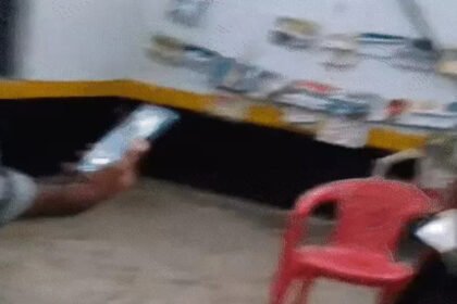 School Headmaster Misconduct : बच्चों के सामने हेडमास्टर की शर्मनाक हरकत, छात्राओं से अश्लील व्यवहार का आरोप