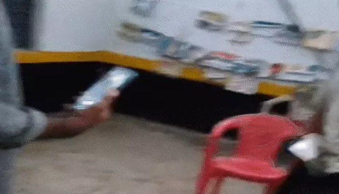 School Headmaster Misconduct : बच्चों के सामने हेडमास्टर की शर्मनाक हरकत, छात्राओं से अश्लील व्यवहार का आरोप