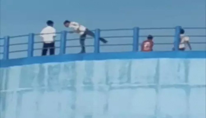 Water Tank Stunt Video : 70 फीट ऊंची पानी की टंकी पर जानलेवा स्टंट, VIDEO वायरल