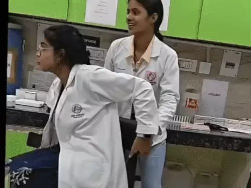 Lab Reel : मरीजों के सैंपल के बीच महिला टेक्नीशियंस ने बनाई रील, वीडियो वायरल होते ही जांच शुरू
