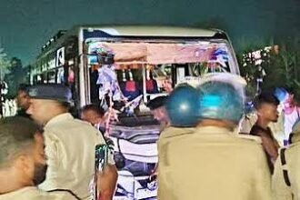 Telangana Bus Accident : चलती बस में घुसी लोहे की सरिए, 6 की मौत; 20 घायल