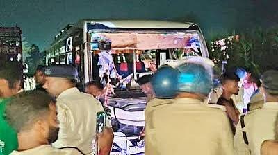 Telangana Bus Accident : चलती बस में घुसी लोहे की सरिए, 6 की मौत; 20 घायल