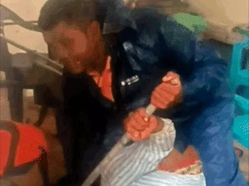 Patwari Attack : पट्टा बनाने में देरी पर भड़का युवक, पटवारी को ऑफिस में बंद कर पीटा