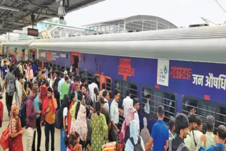 General Ticket : टिकट ज्यादा, सीटें कम, रोज 16 हजार यात्री खड़े होकर सफर करने को मजबूर