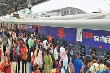General Ticket : टिकट ज्यादा, सीटें कम, रोज 16 हजार यात्री खड़े होकर सफर करने को मजबूर