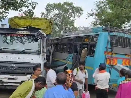 Katghora Road Accident : सड़क किनारे खड़े ट्रक ने कराया हादसा, बस-बोलेरो की भिड़ंत में 8 घायल