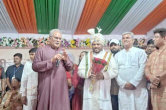 Dhal Das Congress Join : मंत्री खुशवंत साहब के बड़े भाई ढाल दास ने थामा कांग्रेस का हाथ, भूपेश बघेल ने पहनाया गमछा