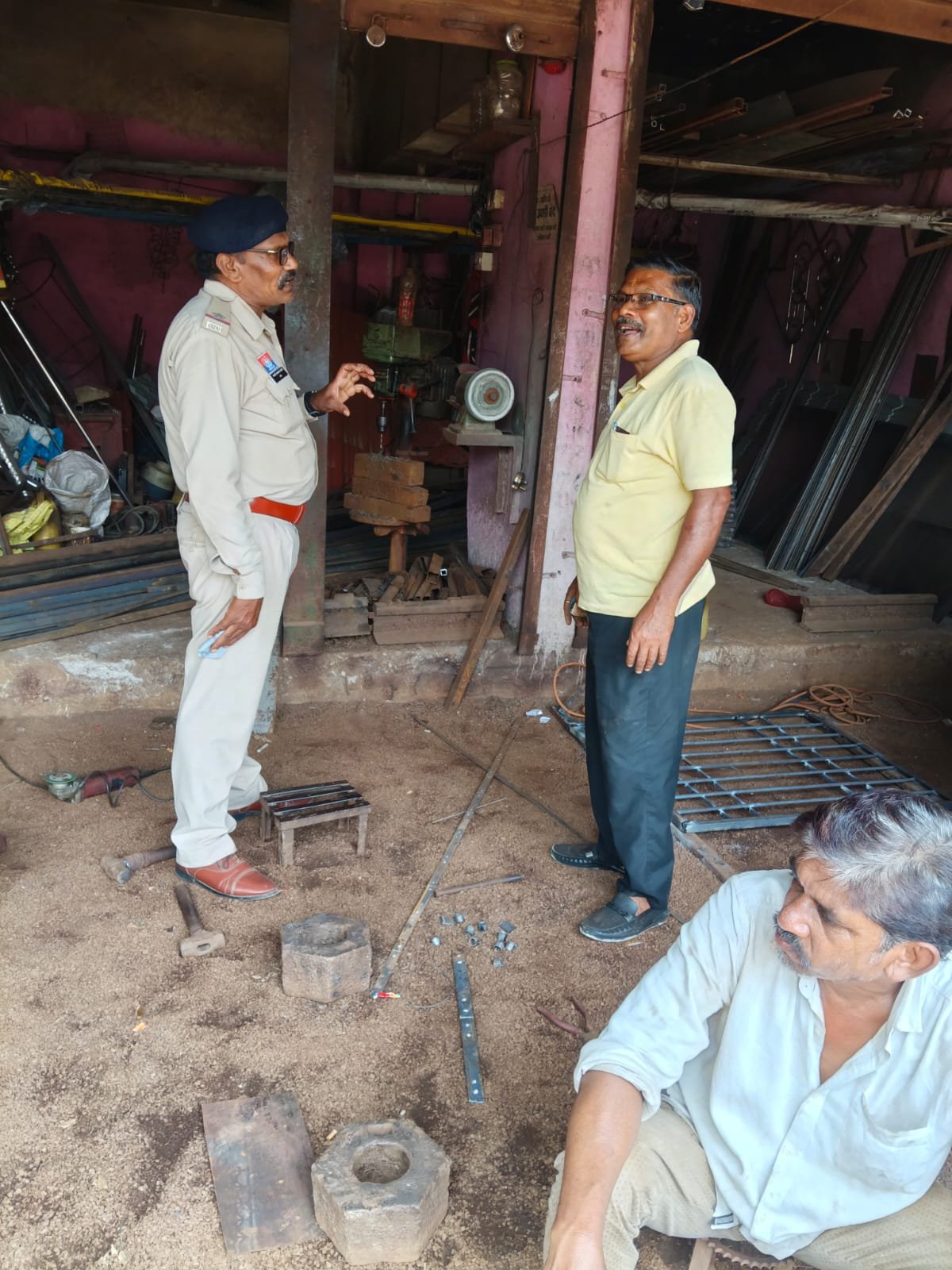 Khairagarh Sharp Weapon Monitoring : चाकू-छुरी की ऑनलाइन डिलीवरी से फैब्रिकेशन तक पुलिस की नजर