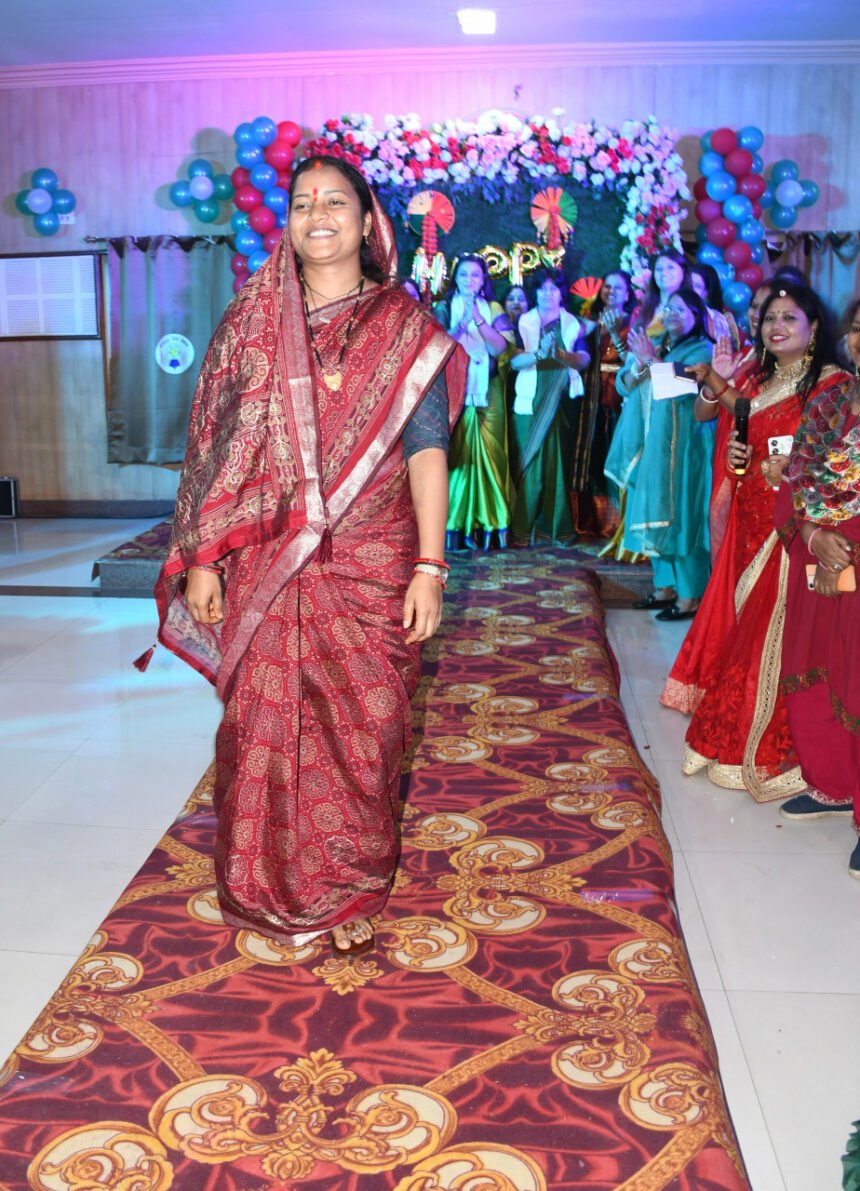 Teej Mahotsav Raipur Press Club : तीज के रंग में सराबोर प्रेस क्लब, लक्ष्मी राजवाड़े ने महिला पत्रकारों संग किया रैंप वॉक