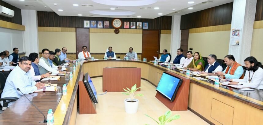 Chhattisgarh Cabinet Decision : साय कैबिनेट का बड़ा फैसला, नौकरी की उम्र सीमा 45 साल, युवाओं को भी 500 करोड़ समेत लिए गए कई महत्वपूर्ण निर्णय