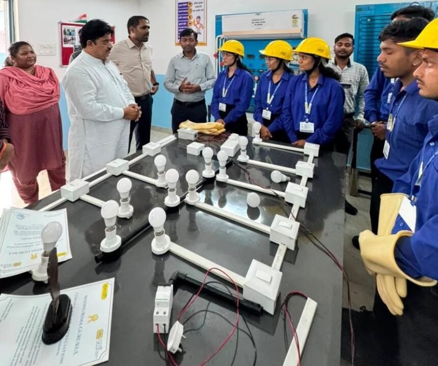 Foxconn Bengaluru Job : धमतरी की तीन बेटियों ने तोड़ी बंदिशें, अब बेंगलुरु में बनाएंगी Apple iPhone