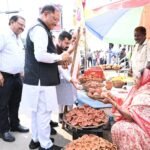 Chhattisgarh Aashirwad Ka Diya : सड़क किनारे मीरा के पसरे पर पहुंचे CM साय, खरीदा ‘आशीर्वाद का दीया’
