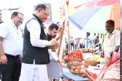 Chhattisgarh Aashirwad Ka Diya : सड़क किनारे मीरा के पसरे पर पहुंचे CM साय, खरीदा ‘आशीर्वाद का दीया’