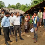 Collector Sukma : पेड़ के नीचे कलेक्टर-सीईओ की चौपाल, स्कूल-आंगनबाड़ी से बिजली तक कई काम मंजूर