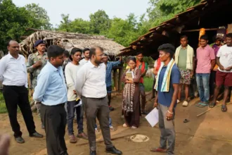Collector Sukma : पेड़ के नीचे कलेक्टर-सीईओ की चौपाल, स्कूल-आंगनबाड़ी से बिजली तक कई काम मंजूर