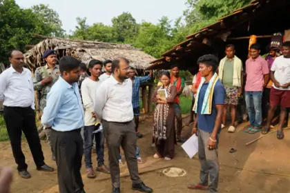 Collector Sukma : पेड़ के नीचे कलेक्टर-सीईओ की चौपाल, स्कूल-आंगनबाड़ी से बिजली तक कई काम मंजूर