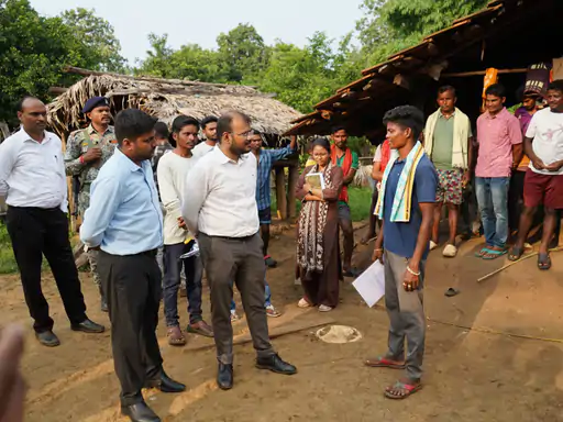 Collector Sukma : पेड़ के नीचे कलेक्टर-सीईओ की चौपाल, स्कूल-आंगनबाड़ी से बिजली तक कई काम मंजूर