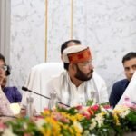 Rahul Gandhi Raebareli : राहुल गांधी ने DM को दिखाई गड्ढों वाली सड़कें, पूछा- इतनी खराब हालत क्यों?