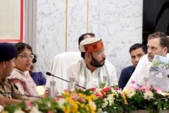 Rahul Gandhi Raebareli : राहुल गांधी ने DM को दिखाई गड्ढों वाली सड़कें, पूछा- इतनी खराब हालत क्यों?