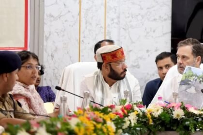 Rahul Gandhi Raebareli : राहुल गांधी ने DM को दिखाई गड्ढों वाली सड़कें, पूछा- इतनी खराब हालत क्यों?