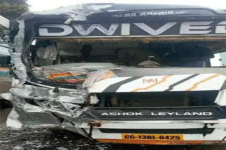 Raigarh Bus Accident : बस-ट्रक की आमने-सामने भिड़ंत, 14 यात्री घायल