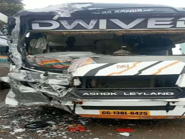Raigarh Bus Accident : बस-ट्रक की आमने-सामने भिड़ंत, 14 यात्री घायल
