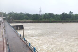 Gariyaband Sikasar Dam : सिकासार जलाशय 89.32% भरा, 12 गेट 3 फीट तक खोले, 20 हजार क्यूसेक पानी छोड़ा