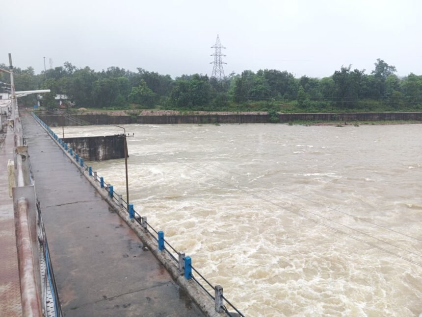 Gariyaband Sikasar Dam : सिकासार जलाशय 89.32% भरा, 12 गेट 3 फीट तक खोले, 20 हजार क्यूसेक पानी छोड़ा