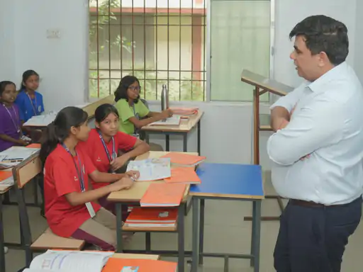 Collector Teacher : शिक्षक दिवस पर कलेक्टर बने शिक्षक, 8 शिक्षक मिले गैरहाजिर; नोटिस के निर्देश