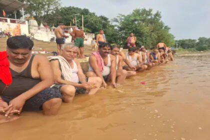 Pitru Paksha 2026 : पितृ पक्ष के पहले दिन घाटों पर उमड़ी भीड़, कन्हर नदी में तर्पण-पिंडदान