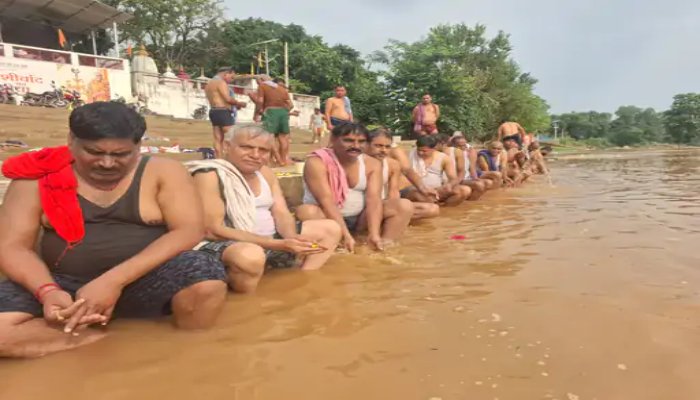 Pitru Paksha 2026 : पितृ पक्ष के पहले दिन घाटों पर उमड़ी भीड़, कन्हर नदी में तर्पण-पिंडदान
