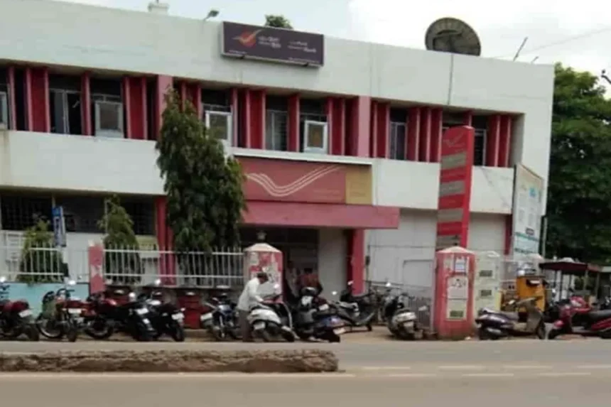 Post Office Fraud Sitapur : महिला के खाते से 14 लाख गायब, पासबुक अपडेट होते ही खुला राज, तत्कालीन सहायक पोस्टमास्टर पर केस