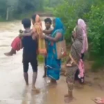 Balrampur Health System : गर्भवती को गोद में उठाकर पार कराया उफनता नाला, 2 KM पैदल चलकर एंबुलेंस तक पहुंचाया