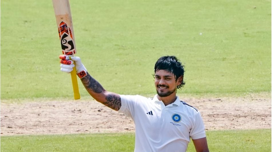 ईशान किशन का तूफानी प्रदर्शन (Ishan Kishan Duleep Trophy) जारी रखा और साउथ जोन के गेंदबाजों पर जमकर प्रहार किया। उनकी इस पारी ने एक बार