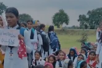 Daudilohara College Protest : दो साल से बिजली-पंखे बंद, छात्रों का चक्काजाम; प्राचार्य पर TC की धमकी का आरोप