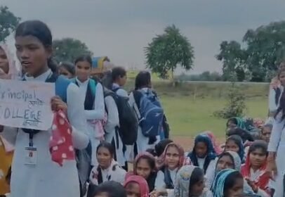 Daudilohara College Protest : दो साल से बिजली-पंखे बंद, छात्रों का चक्काजाम; प्राचार्य पर TC की धमकी का आरोप