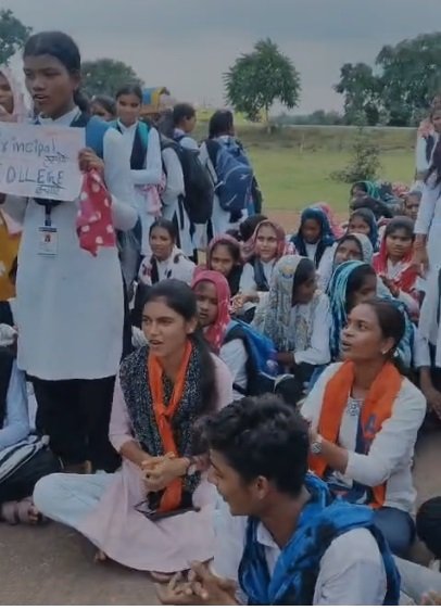 Daudilohara College Protest : दो साल से बिजली-पंखे बंद, छात्रों का चक्काजाम; प्राचार्य पर TC की धमकी का आरोप