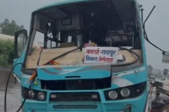 Rain Bus Accident : तेज बारिश में बेकाबू हुई बस, बस स्टॉप में घुसी; बड़ा हादसा टला