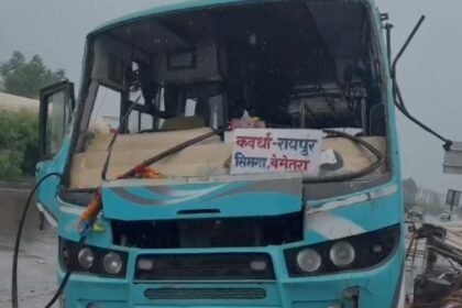 Rain Bus Accident : तेज बारिश में बेकाबू हुई बस, बस स्टॉप में घुसी; बड़ा हादसा टला