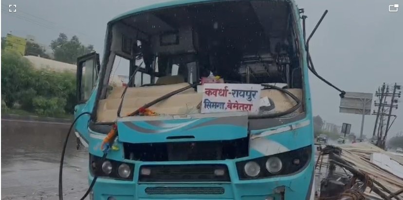 Rain Bus Accident : तेज बारिश में बेकाबू हुई बस, बस स्टॉप में घुसी; बड़ा हादसा टला