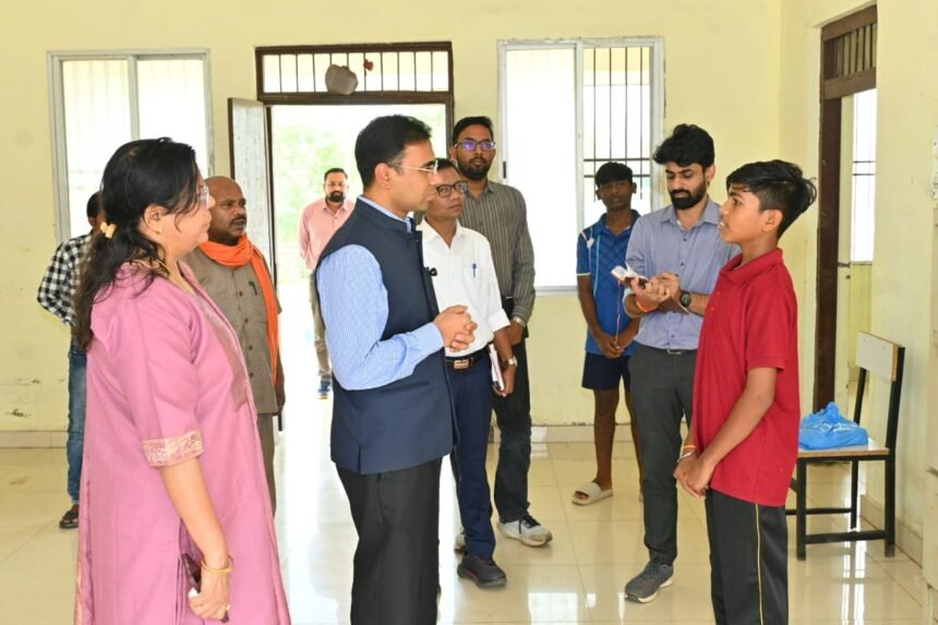 Balodabazar Collector Inspection : छात्रावास में अधीक्षक मिले अनुपस्थित, कलेक्टर ने जारी कराया नोटिस