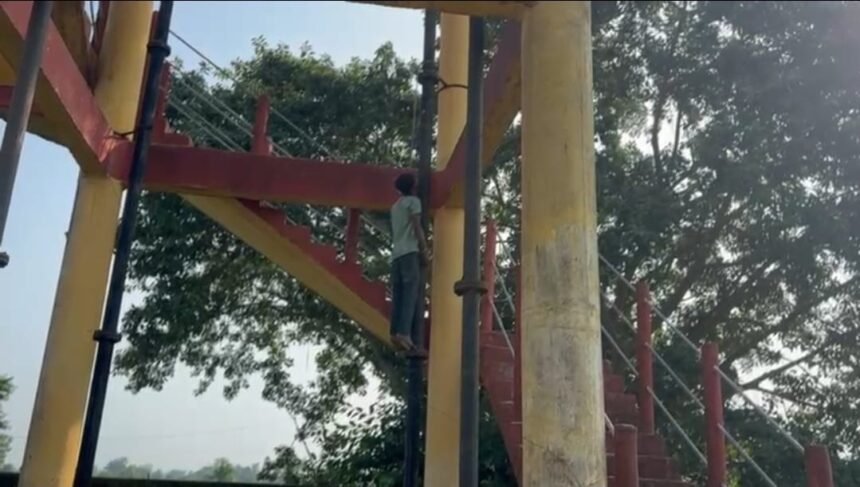 Dongargarh Youth Death : पानी टंकी के नीचे युवक का शव लटका मिला, मौत की वजह पर रहस्य