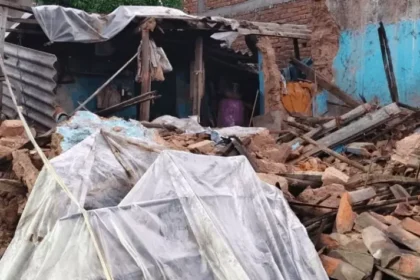 Raigarh House Collapse : बारिश में कच्चा मकान ढहा, महिला की मौत, पति-बेटा घायल