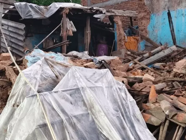 Raigarh House Collapse : बारिश में कच्चा मकान ढहा, महिला की मौत, पति-बेटा घायल